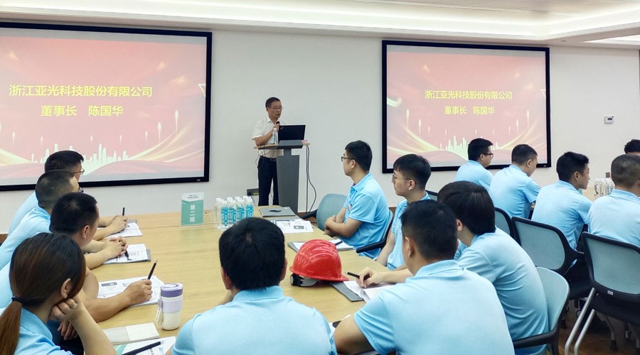 亞光股份董事長(zhang)陳國(guo)華在(zai)開班儀式(shi)上髮(fa)表講話(hua)